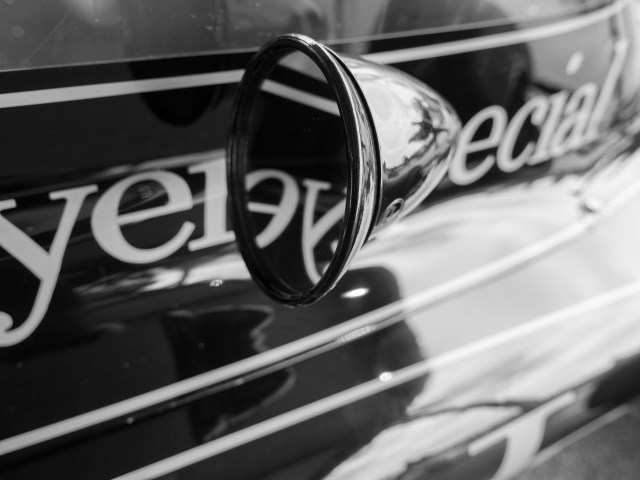 Traditional bullet type mirror